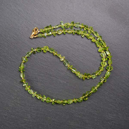 Peridot - Kette mit Vergoldeten Zwischenperlen